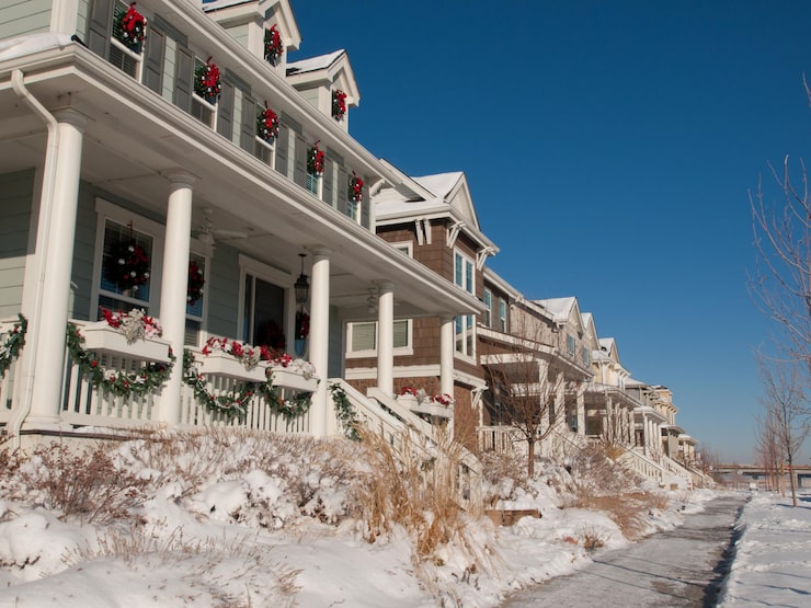 house-decorated-winter-holidays_198639-31662