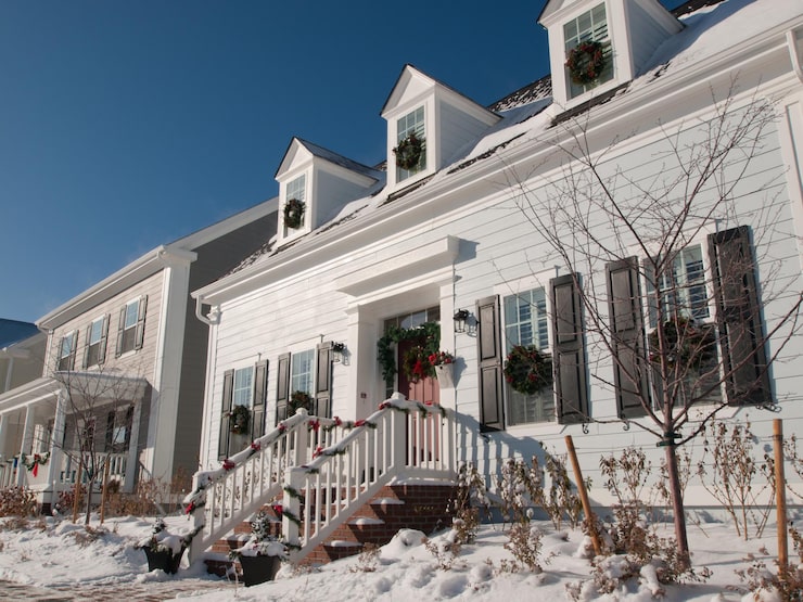 house-decorated-winter-holidays_198639-31668